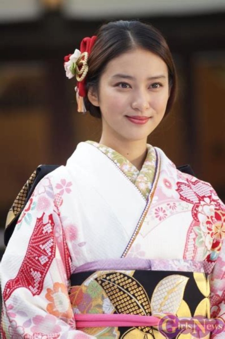 振袖 芸能人 髪型